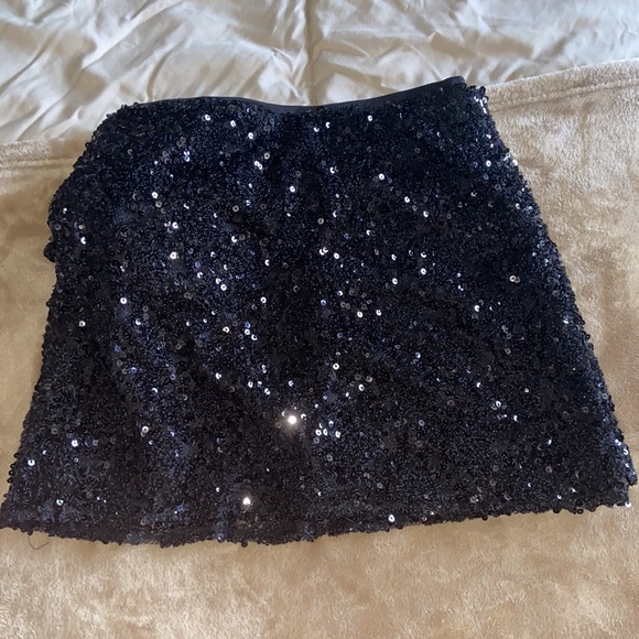 Size small LULU skirt - Picture 2 of 3